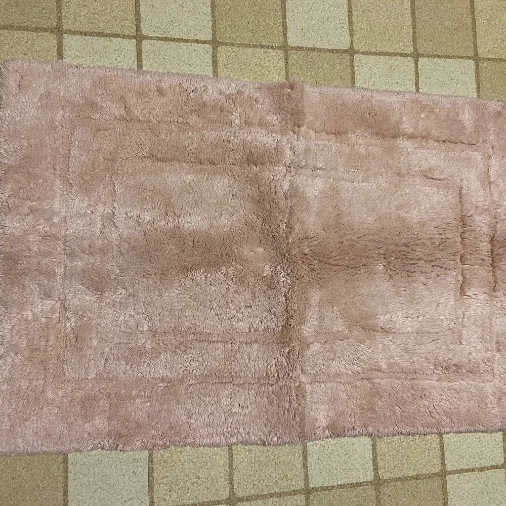 Bloomingdale’s Pink 100% Cotton Bath Rug; 22” x 34”; Very Soft; NWT